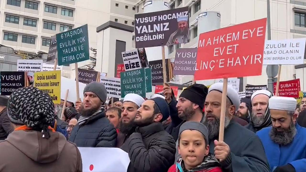 6 yaşında evlilik skandalının ilk duruşmasında adliye önünde protesto