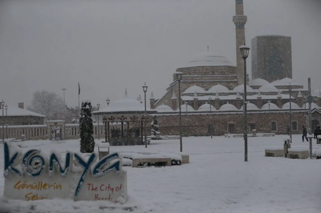 Türkiye'de kar yağışı etkili oluyor! Her yer beyaza büründü işte şehirlerden kar manzaraları...