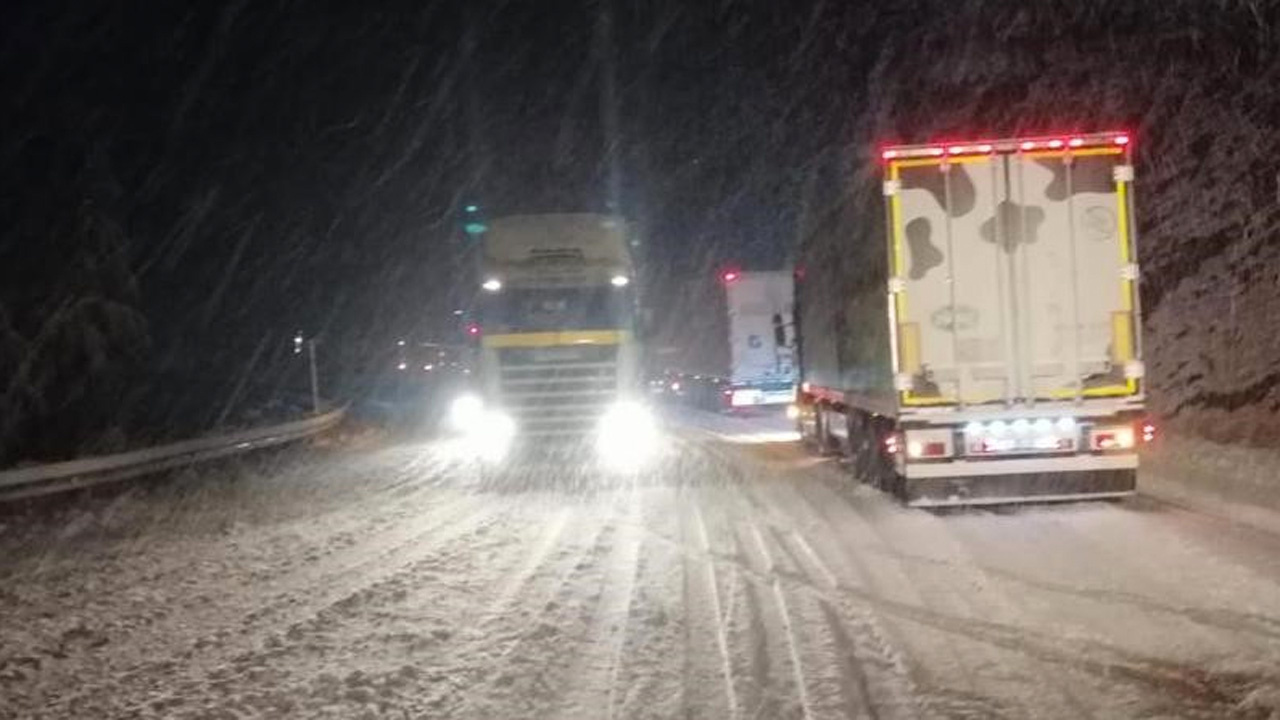 Antalya'da kar kalınlığı 30 santimetreye ulaştı tırların geçişi durduruldu