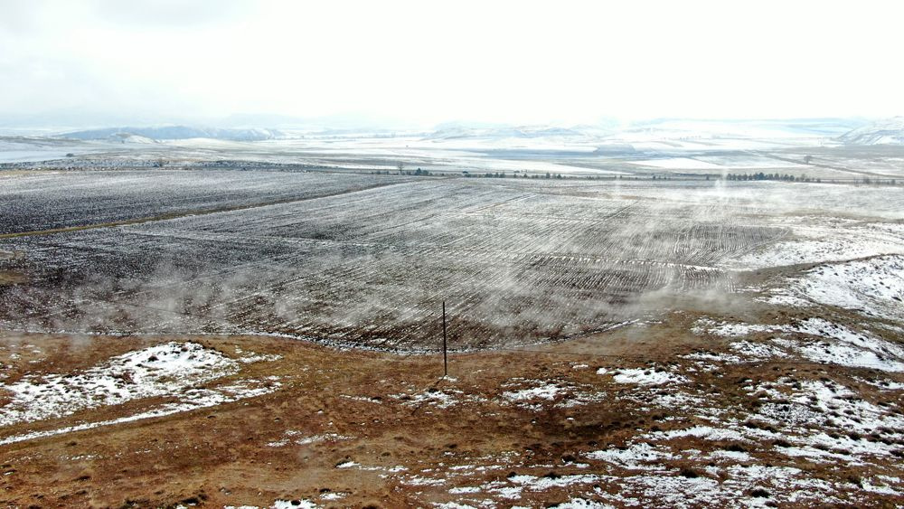 Sivas'taki bu tarlada esrarengiz şeyler oluyor! Kar tutmuyor, sürekli buhar çıkıyor