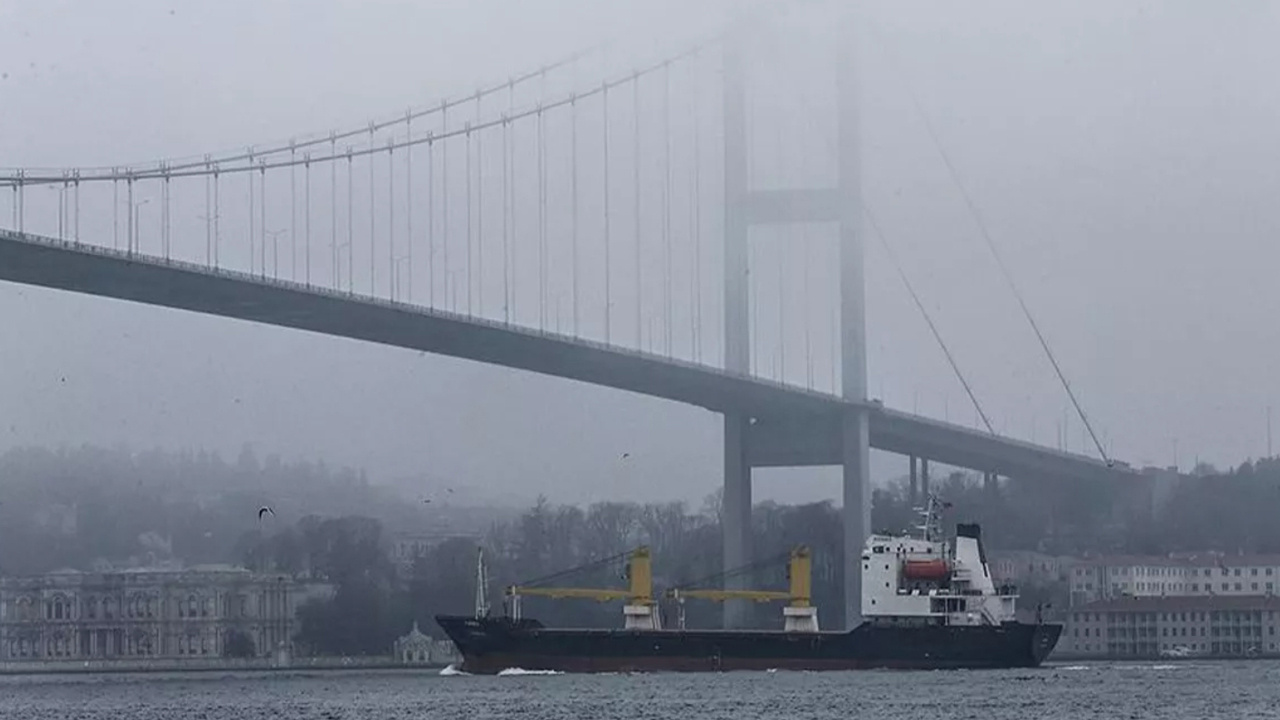İstanbul'da ulaşıma sis engeli! Gemi trafiği çift yönlü durduruldu