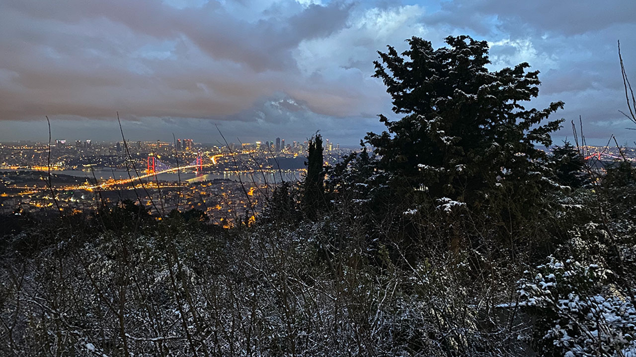 İstanbul'a beklenen kar geldi! Meteorolojiden İstanbul ve 16 şehir için yeni açıklama geldi
