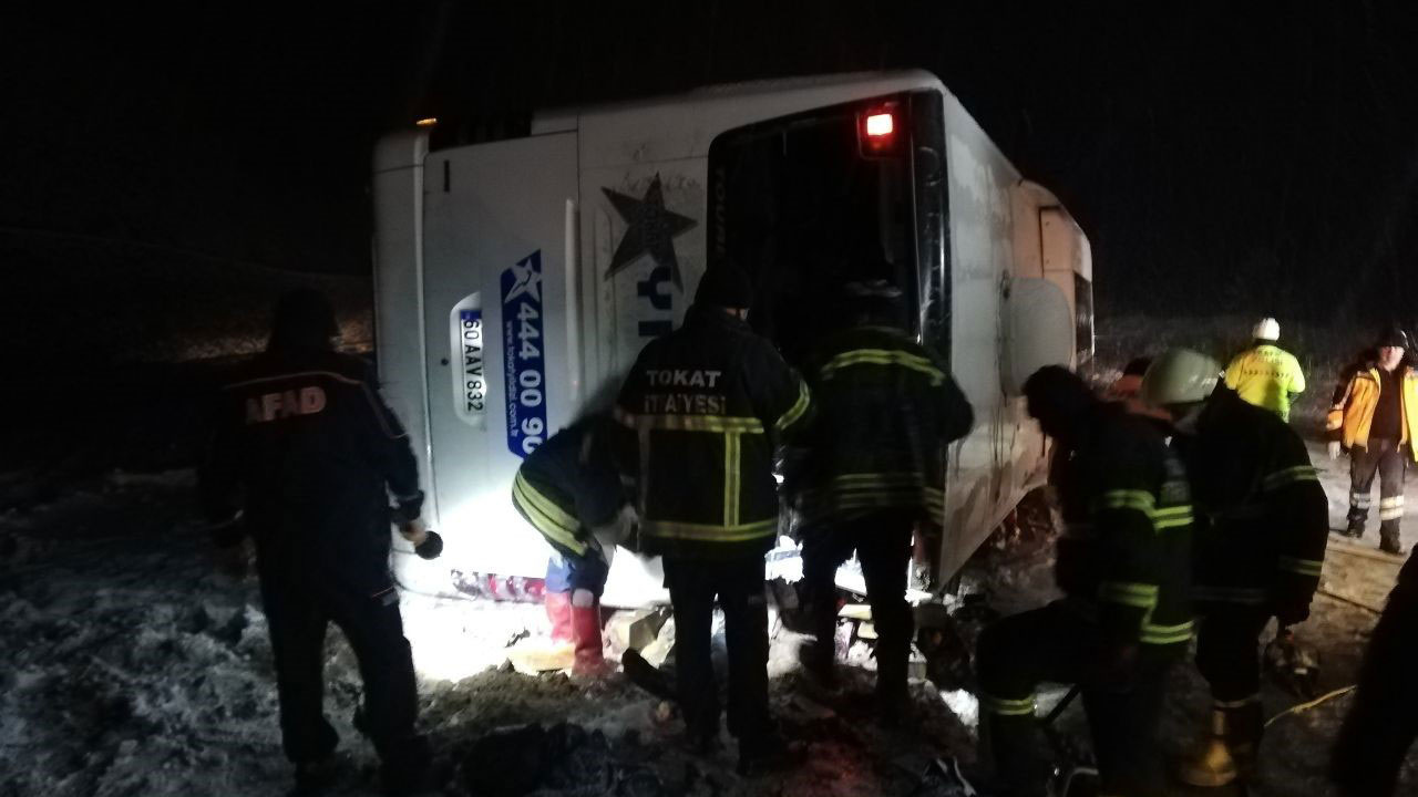 Yolcu otobüsü devrildi, muavin öldü 13 kişi yaralandı