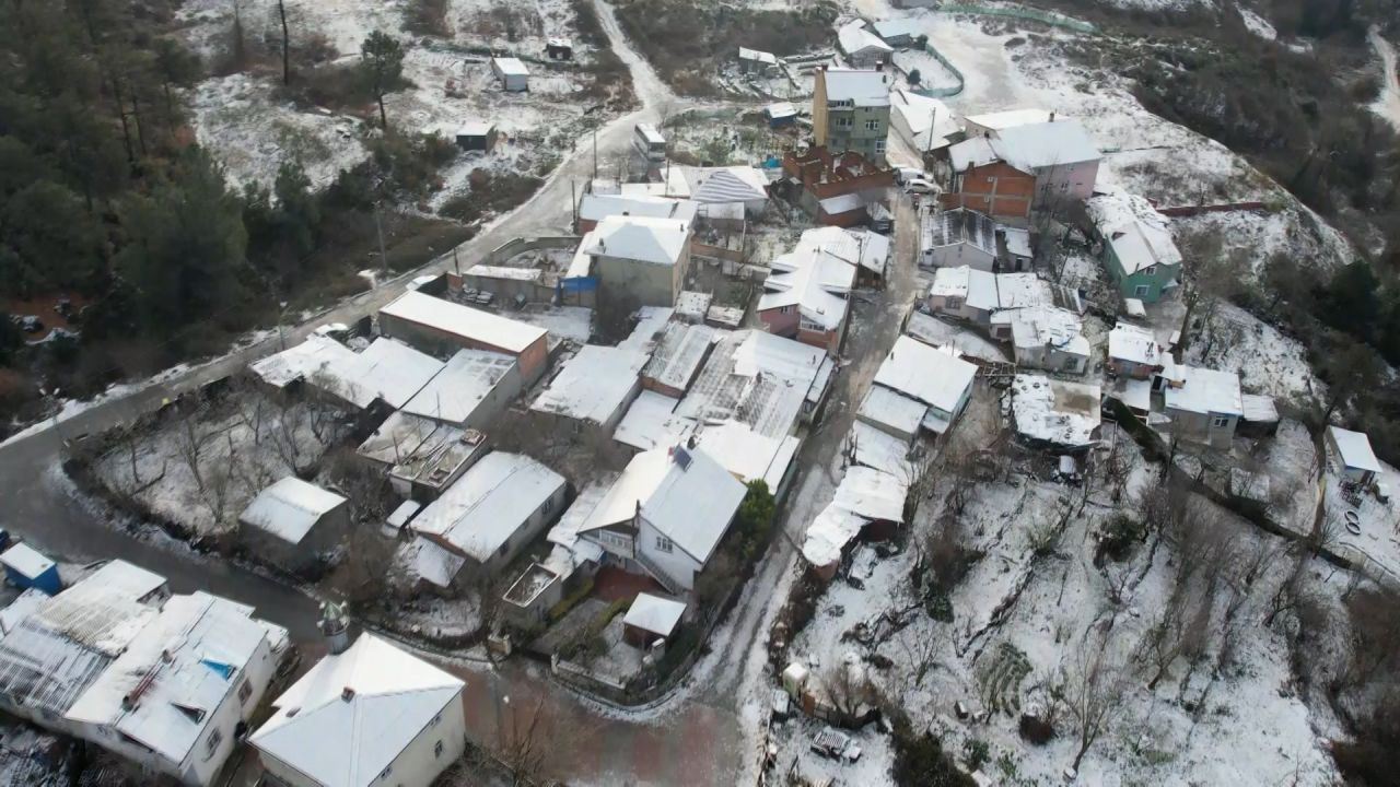 İstanbul'da kar yağışı! Arnavutköy'e bakın bembeyaz oldu