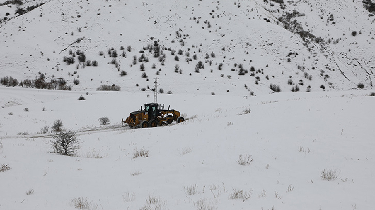 Ulaşıma kar engeli! Bingöl-Erzurum karayolu araç trafiğine kapatıldı