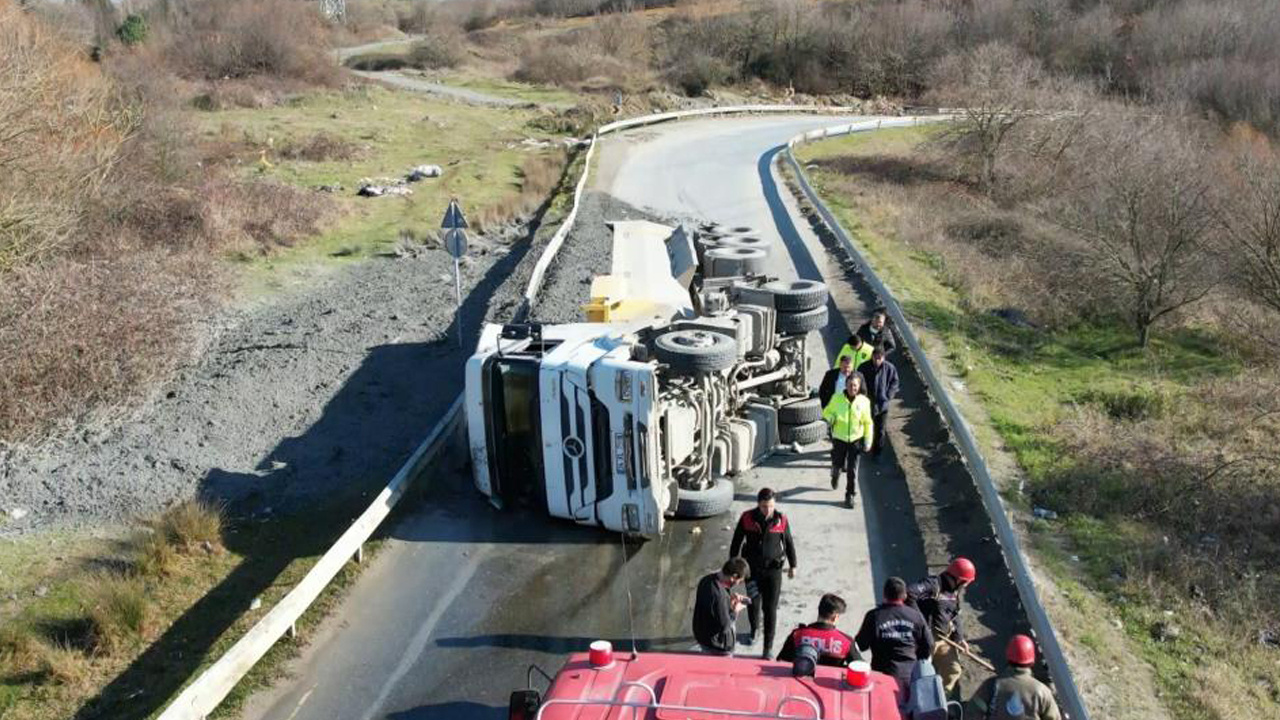 Arnavutköy’de kaza! Devrilen hafriyat kamyonu yolu kapattı