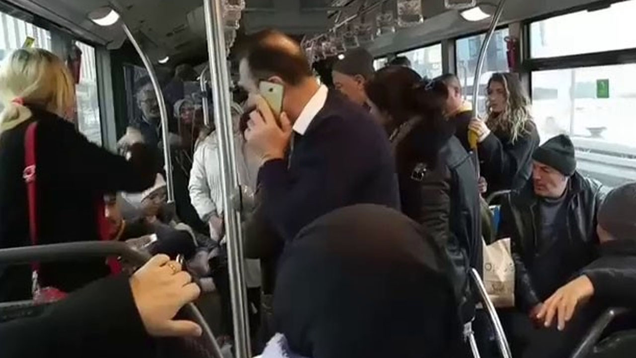 Metrobüste iki kadın birbirine girdi! O anlar kamerada