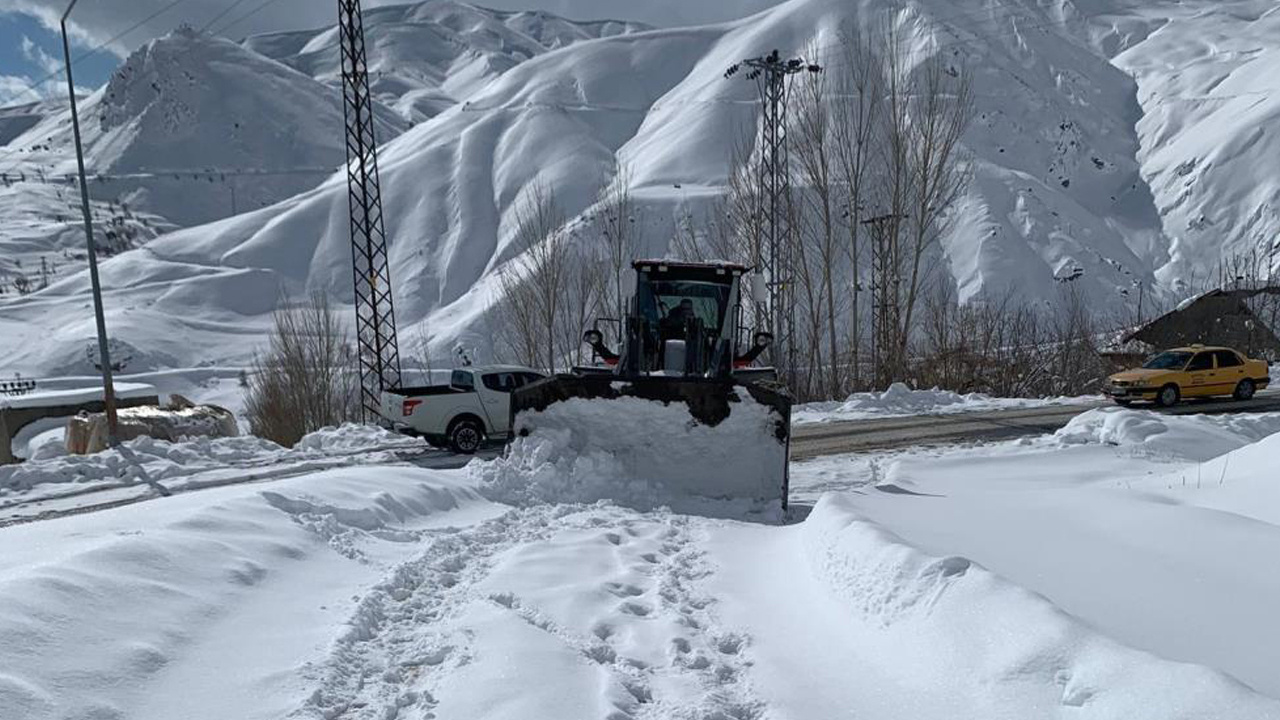 Hakkari'de ulaşıma kar engeli! 61 köy ve mezra yolu kapandı