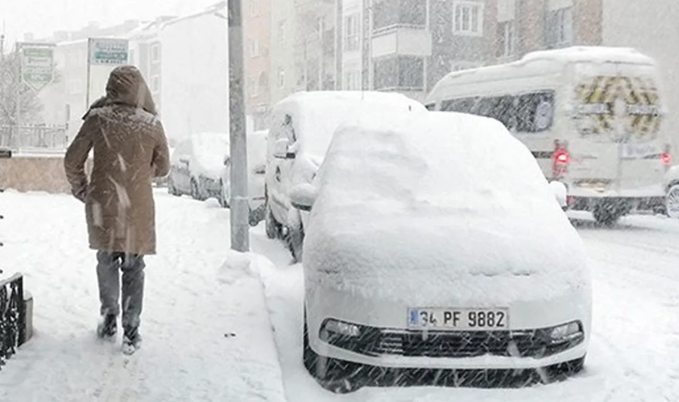 İstanbul'a kar yağışı uyarısı! Vali 'trafiğe çıkmayın' deyip yasağı duyurdu: İzin verilmeyecek