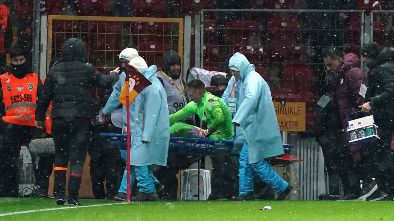 Galatasaray'da sakatlık şoku! Muslera sahayı sedye ile terk etti