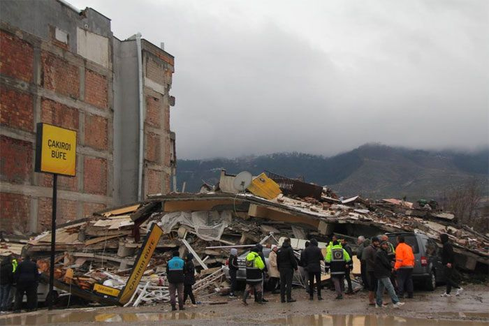 Kahramanmaraş'ta 7.7'lik deprem dünya basınının manşetlerinde Türkiye enkaza dönüştü