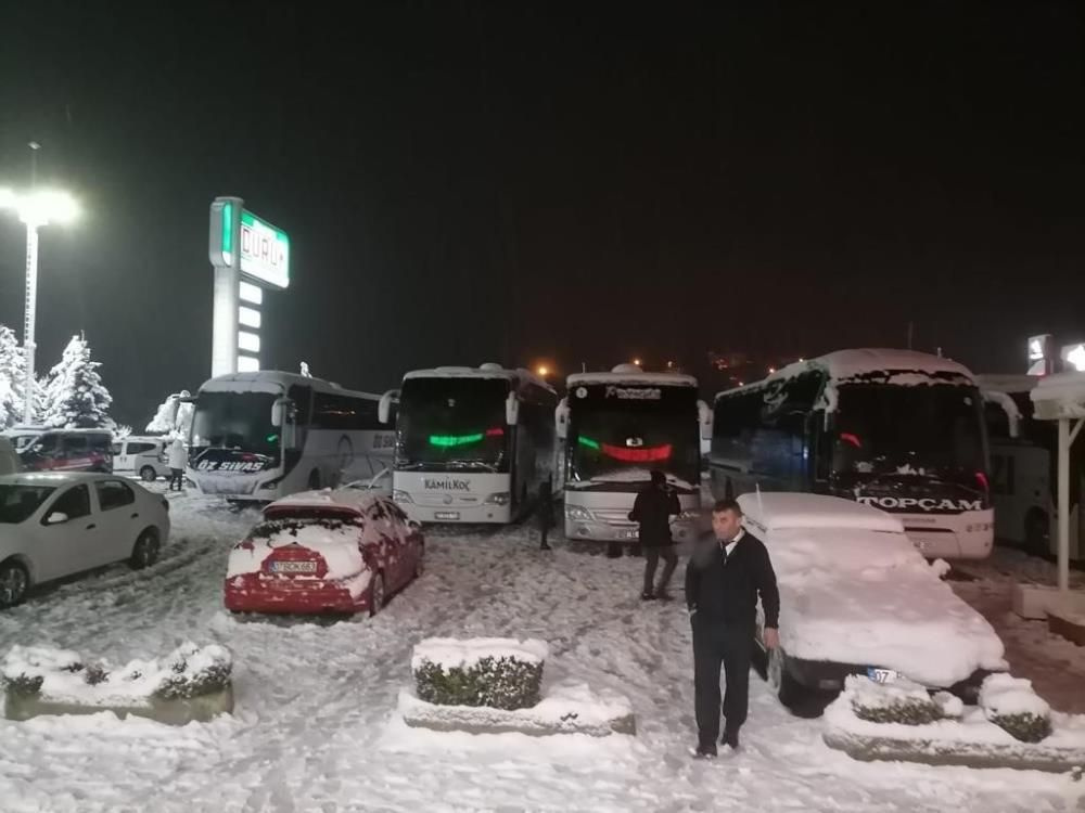 Antalya-Konya kara yolu ulaşıma kapandı! Yüzlerce araç yolun açılmasını bekliyor