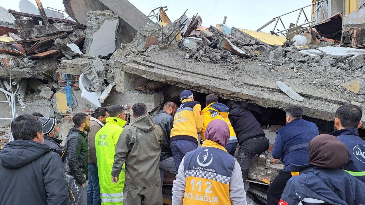 7.4 şiddetinde deprem Hatay'da 2 devlet hastanesi ile polisevini de yıktı