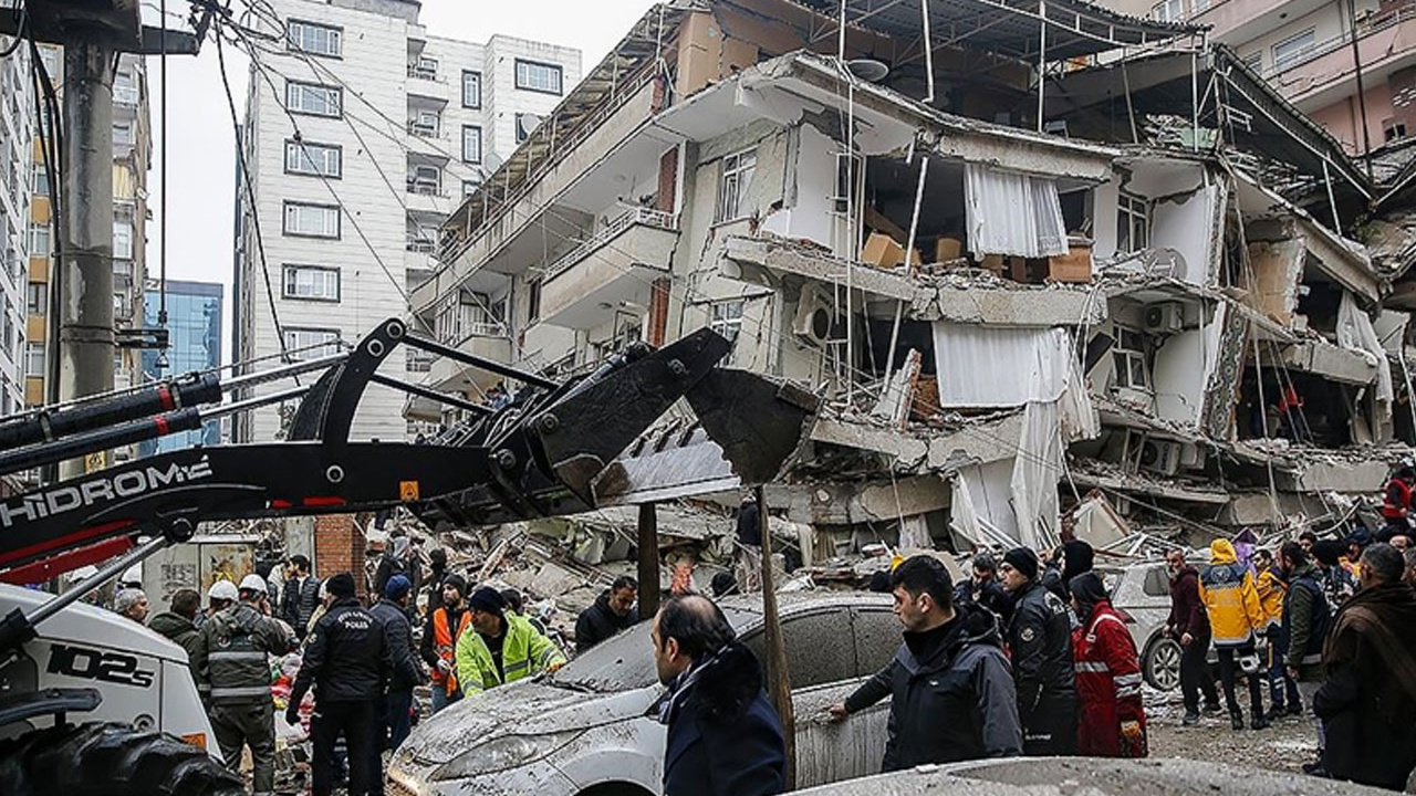 Türkiye'yi yasa boğan depremlerde son durum: Can kaybı sayımız 5 bin 894