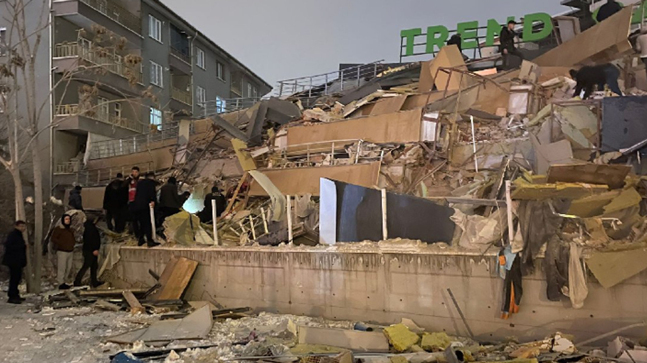 7.4’lük depremde Malatya’da rezidans yıkıldı! Enkaz altında kalanlar doktor