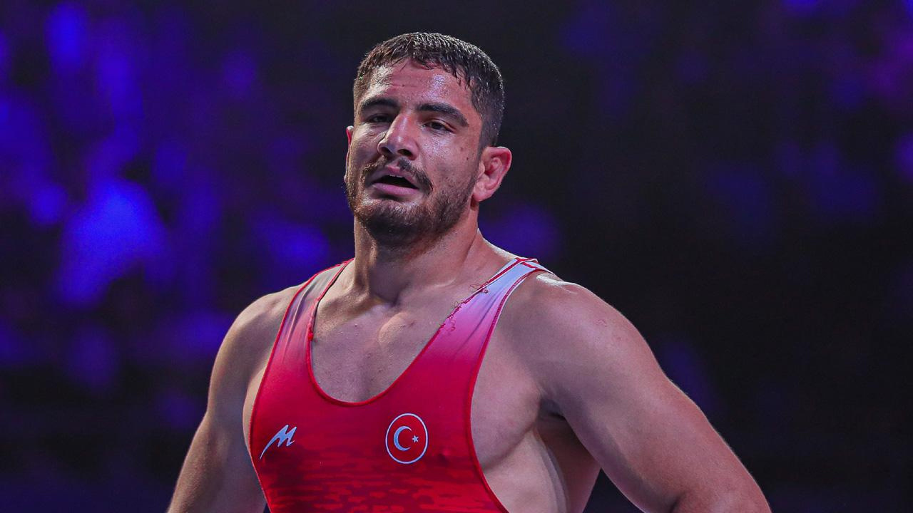 Güreşçi Taha Akgül sayı verip, yardım talep etti! Sporcular göçük altında