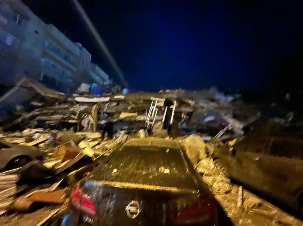Kahramanmaraş'ta 7.4 deprem! Çok sayıda binalar yıkıldı! Göçük altında yardım çığlıkları: İşte atılan tweetler...