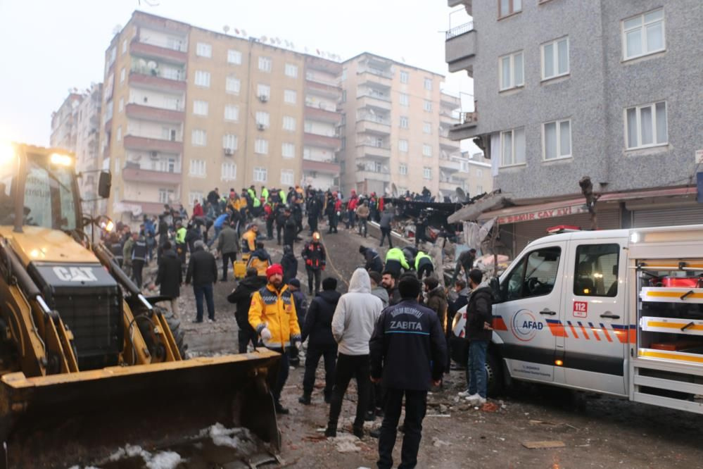 Diyarbakır'da iş merkezinin çökme anı kamerada! Depremde 2 kişi öldü, 106 kişi yaralandı