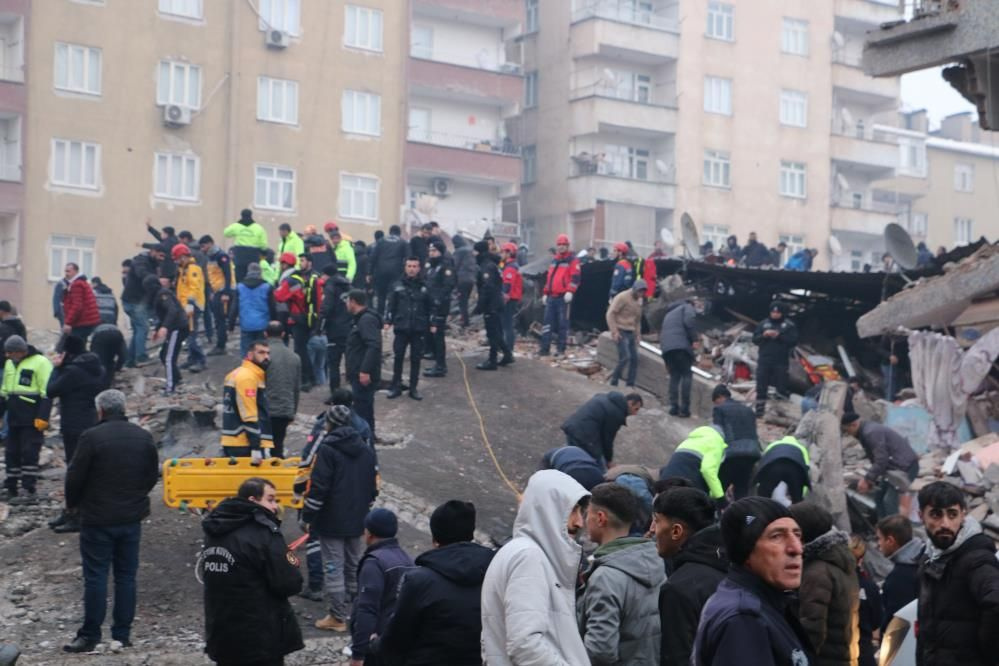 Diyarbakır'da iş merkezinin çökme anı kamerada! Depremde 2 kişi öldü, 106 kişi yaralandı