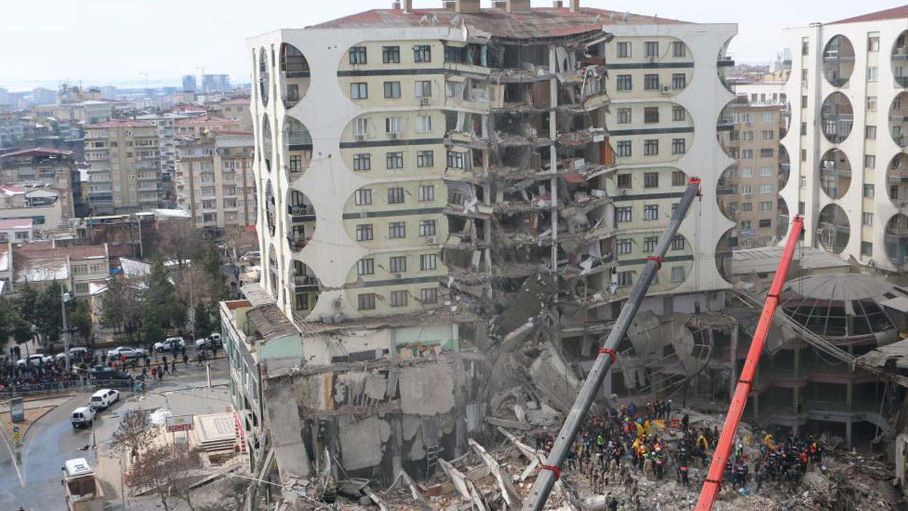 Depremde iş merkezi böyle çöktü: Toz bulutu alev topu gibi yayıldı!