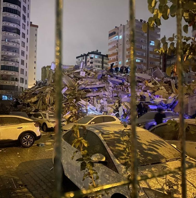 Kahramanmaraş'ta 7.4 deprem! Çok sayıda binalar yıkıldı! Göçük altında yardım çığlıkları: İşte atılan tweetler...