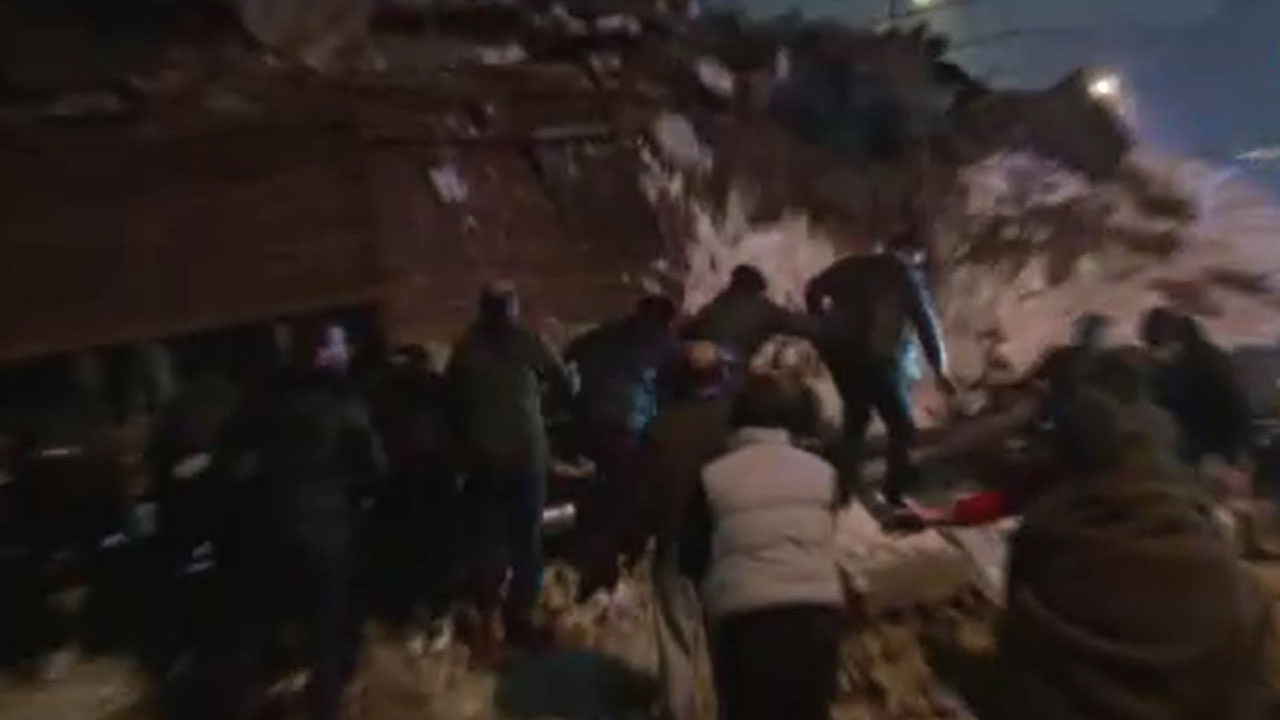 Gaziantep'te yıkılan bina bir kez daha çöktü! Kurtarma çalışmasında faciadan dönüldü o anlar kamerada