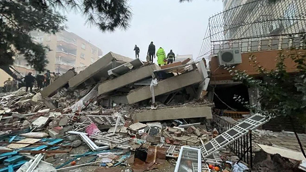 Kahramanmaraş'ta 7.7 şiddetinde deprem oldu! 10 şehirde yıkım var acı haberler geliyor