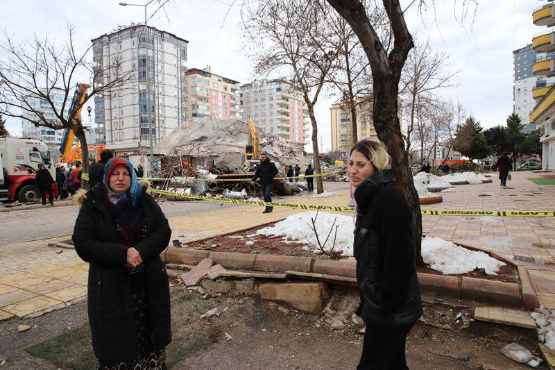 2 yeğeni enkaz altında kalan dayı sinir krizi geçirdi kimse onu sakinleştiremedi