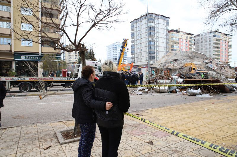 2 yeğeni enkaz altında kalan dayı sinir krizi geçirdi kimse onu sakinleştiremedi