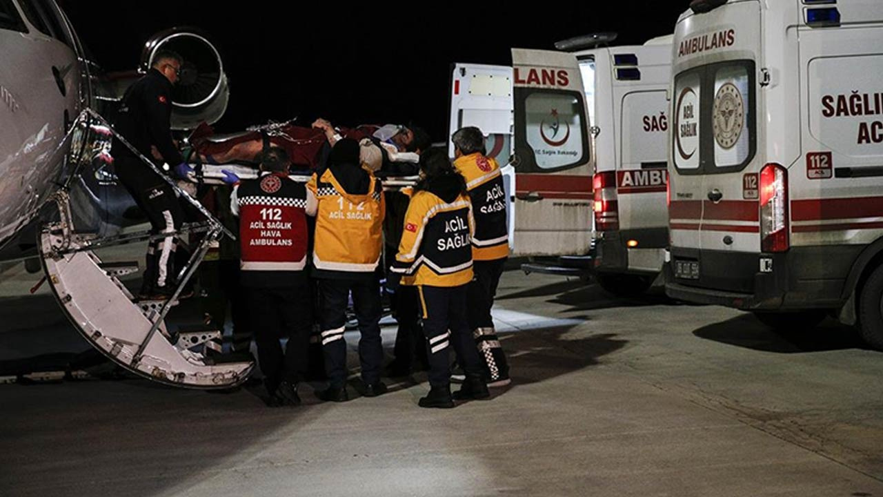Deprem felaketinde enkaz altındaki 4 kişi ambulans uçakla Ankara'ya getirildi!