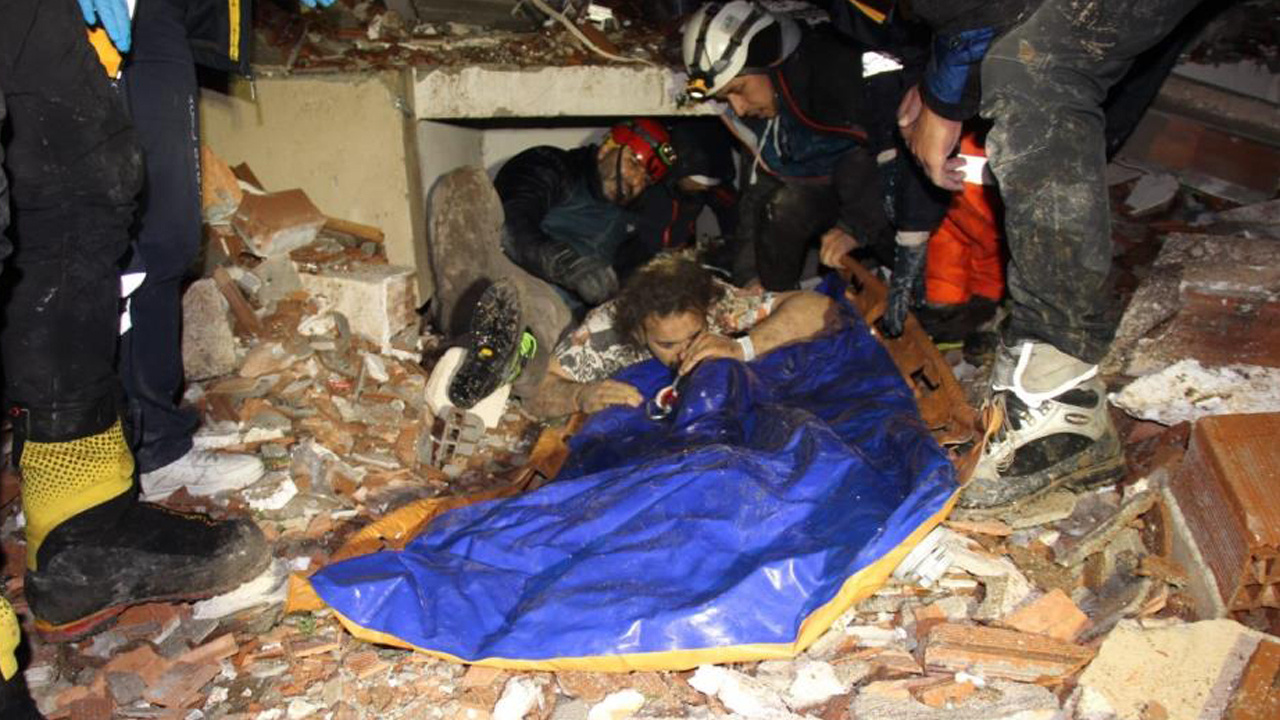 Depremde umudun sembolü: Hatay’da iki aylık bebek saatler sonra kurtarıldı!