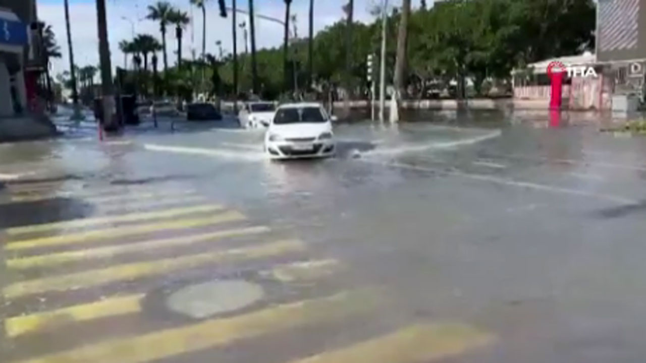 İskenderun'da deprem sonrası tedirgin eden görüntü! Deniz taştı yollar sular altında