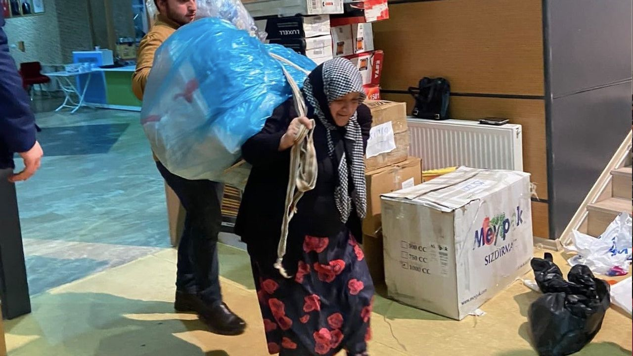 Türkiye'yi ağlatan görüntü! Rizeli nine depremzedeler için böyle yardım taşıdı