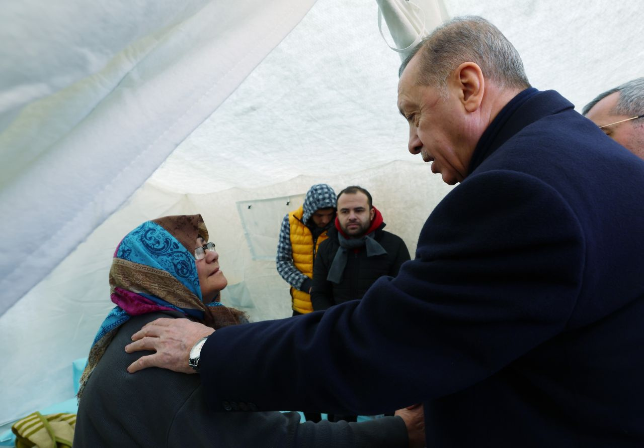 Cumhurbaşkanı Erdoğan, depremzedeler için kurulan çadırkenti ziyaret etti