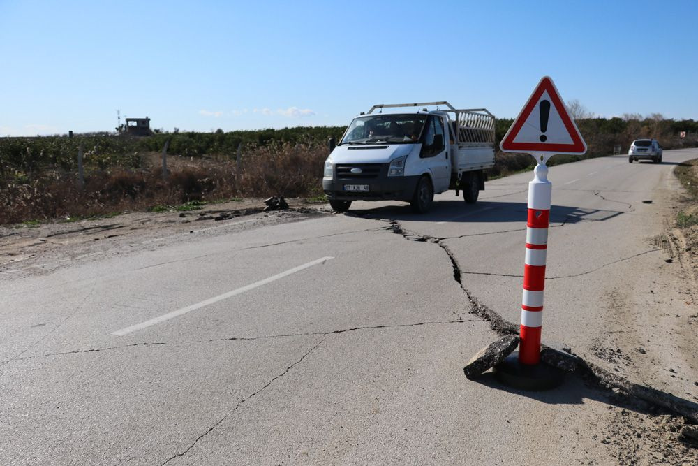 Adana'da deprem sonrası yolların hali ürküttü!