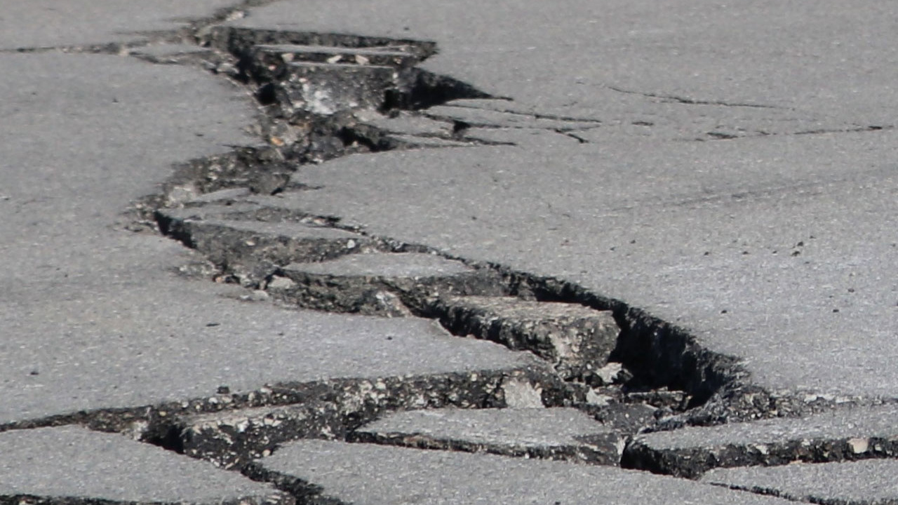 Adana'da deprem sonrası yolların hali ürküttü!