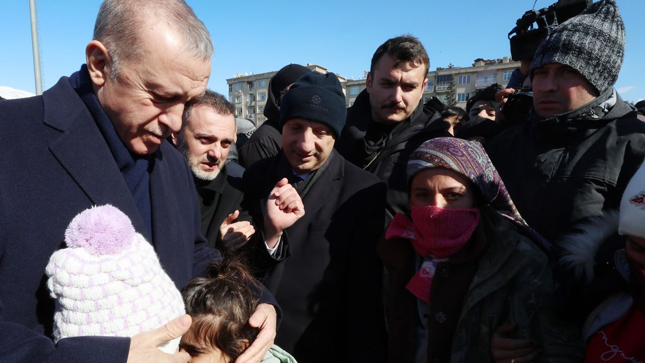 Cumhurbaşkanı Erdoğan, depremzedeler için kurulan çadırkenti ziyaret etti