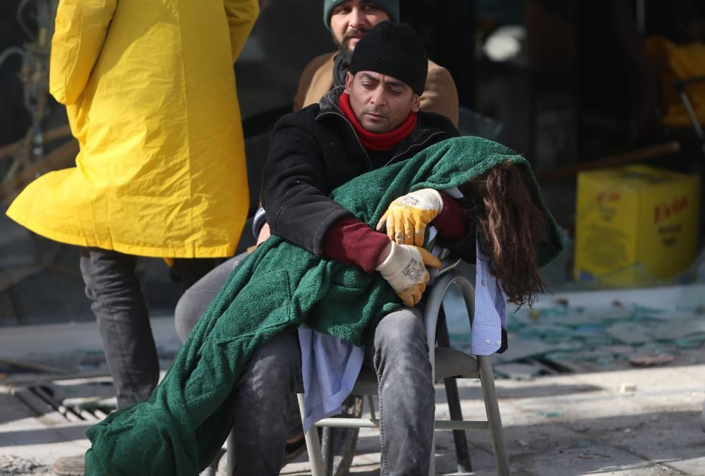 Türkiye yasta! Gözyaşları sel oldu: İşte deprem bölgelerinden yürek yakan fotoğraflar