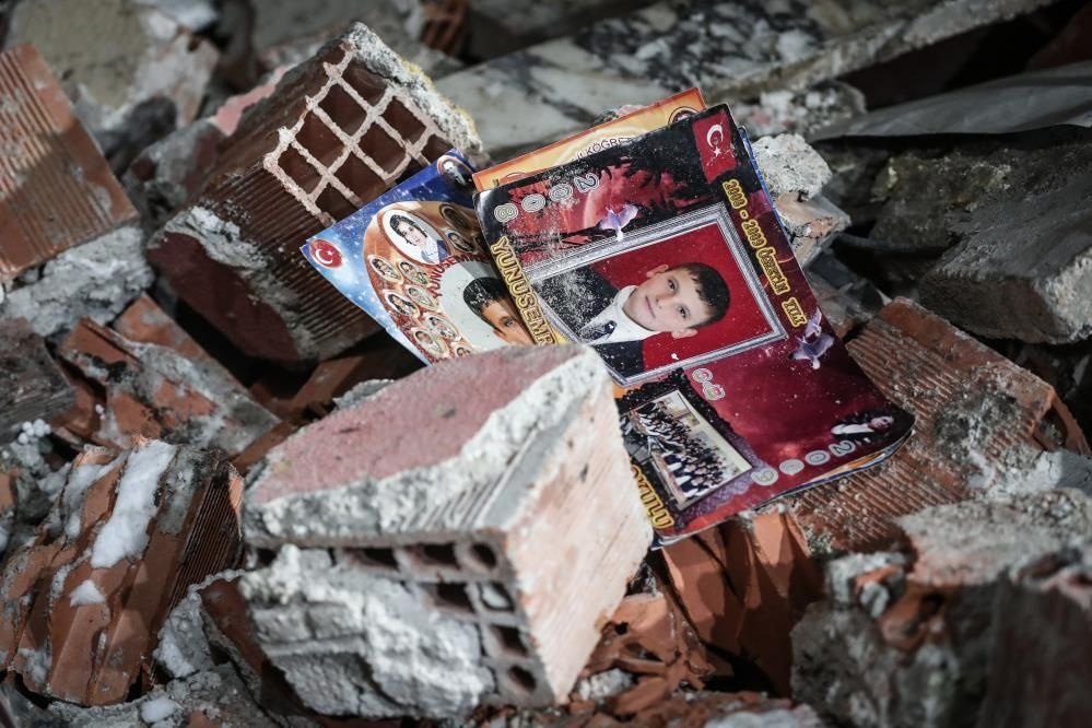 Türkiye yasta! Gözyaşları sel oldu: İşte deprem bölgelerinden yürek yakan fotoğraflar