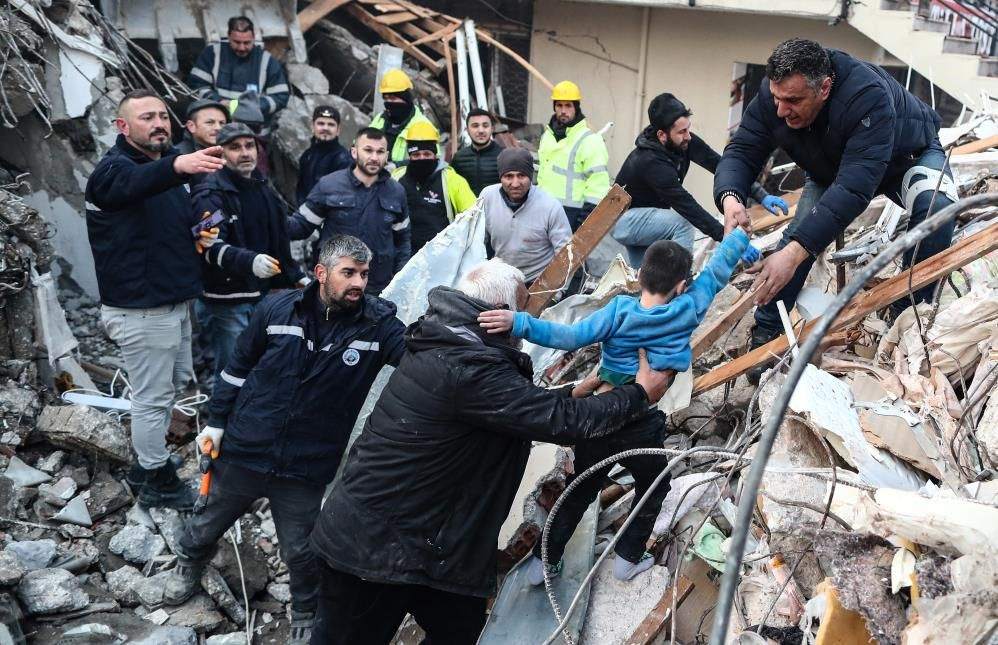 Türkiye yasta! Gözyaşları sel oldu: İşte deprem bölgelerinden yürek yakan fotoğraflar