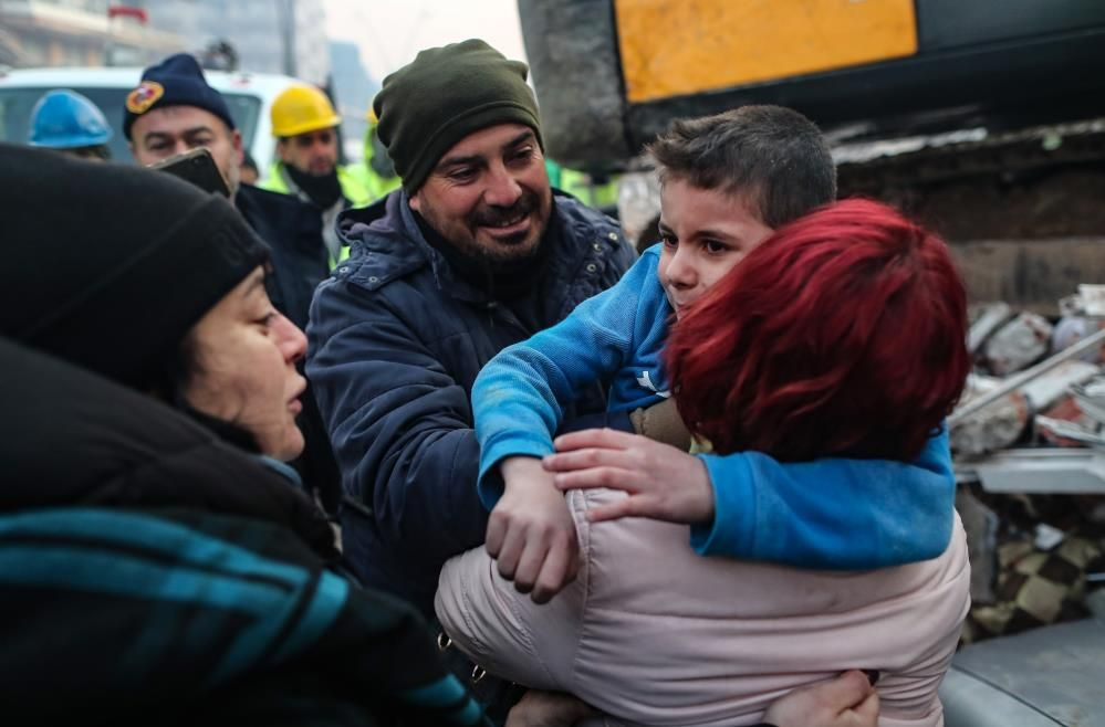 Türkiye yasta! Gözyaşları sel oldu: İşte deprem bölgelerinden yürek yakan fotoğraflar