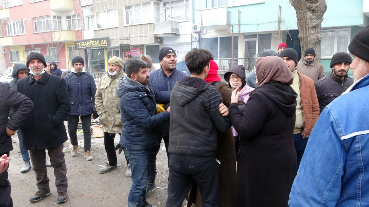 Deprem enkazından yakınının cansız bedeni çıkarıldı! Genç kadın görünce bayıldı