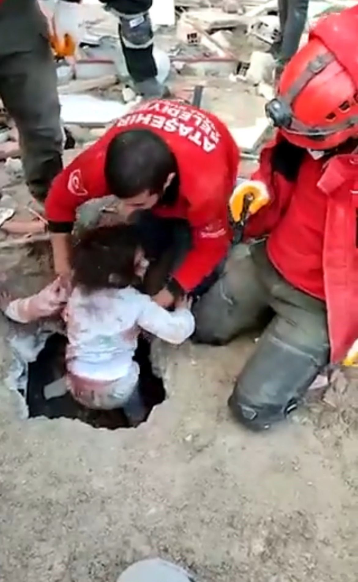 Küçük Naz 36 saat sonra kurtarıldı, kurtarma ekipleri soruya cevap veremedi