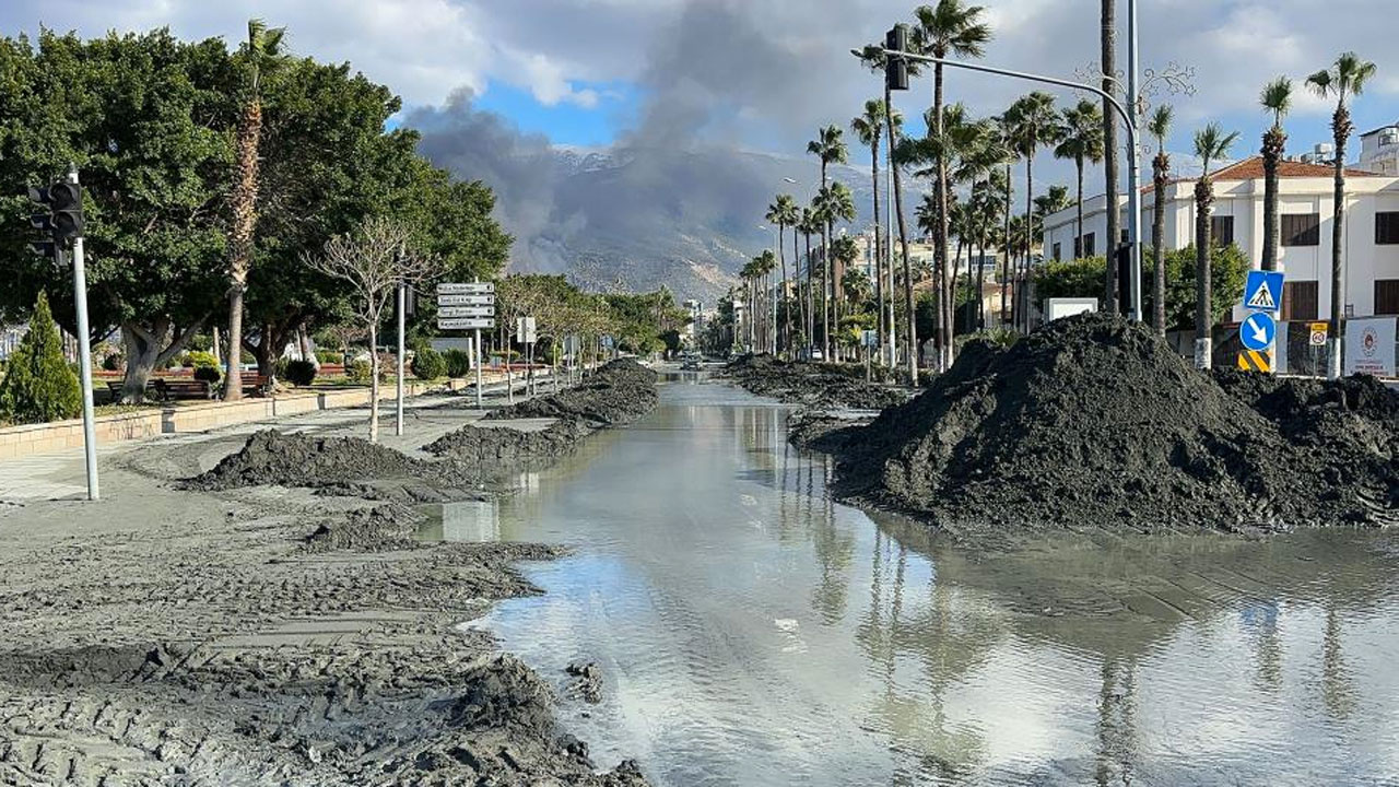 İskenderun'da büyük felaket! Yangın yükselen deniz suyu ve enkaz bir arada