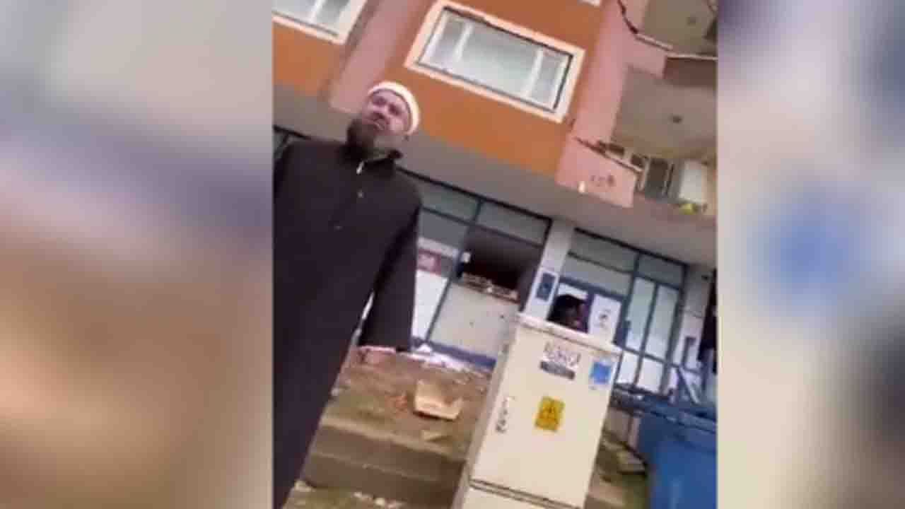 Marketten çıkışta "hoca" durdurdu "Yapmayın, haramdır" deyip elinden bıraktırdı