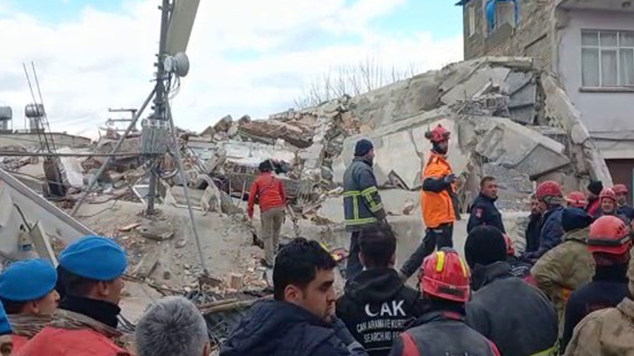 Osmaniye'de büyük panik! Hasar gören bina artçı sarsıntıda çöktü