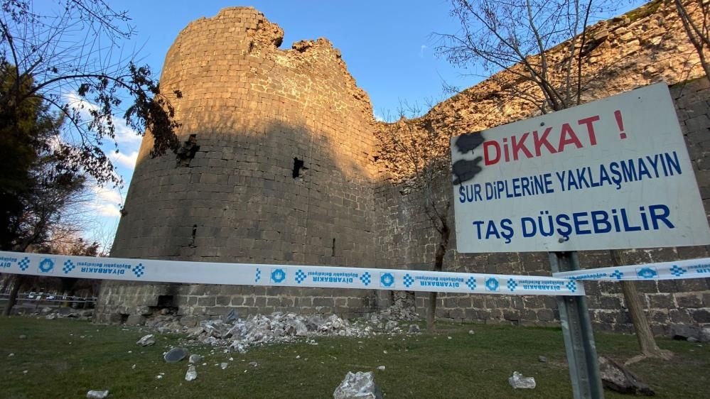 Dünya Kültür Mirası Listesi'nde yer alıyordu! Şiddetli iki deprem 5 bin yıllık Diyarbakır Surları’nı da vurdu