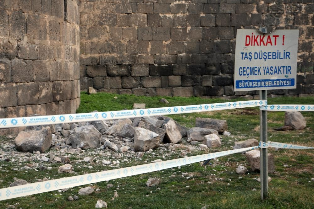 Dünya Kültür Mirası Listesi'nde yer alıyordu! Şiddetli iki deprem 5 bin yıllık Diyarbakır Surları’nı da vurdu
