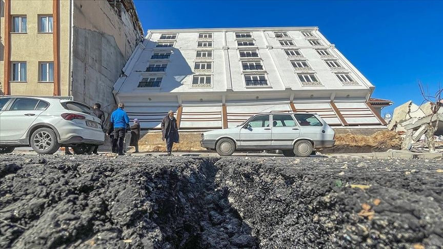 Adıyaman'da Kayı Apartmanı tek parça halinde yan yattı camları bile kırılmadı! Şoke eden görüntü