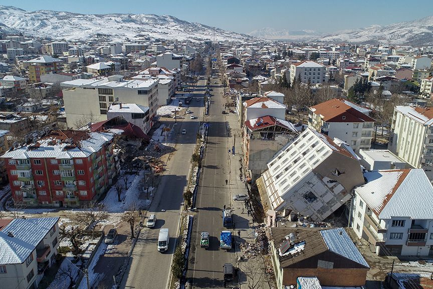 Adıyaman'da Kayı Apartmanı tek parça halinde yan yattı camları bile kırılmadı! Şoke eden görüntü